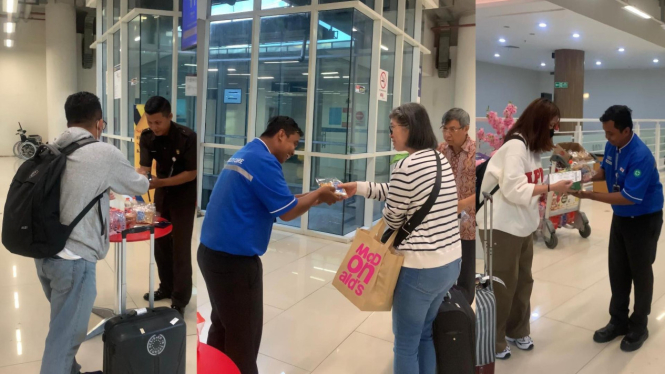 Selama Ramadan penumpang KA Bandara diperbolehkan berbuka puasa di kereta.