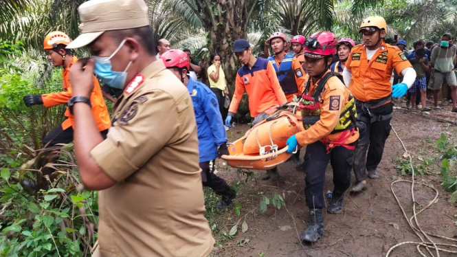 Tim gabungan mengevakuasi jasad Kades Linang Pematang, Bahagia Tarigan.
