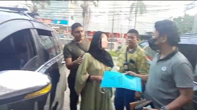 Petugas kepolisian saat mengamankan SM di Kota Medan.