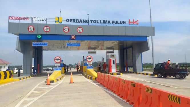 Gerbang Tol Lima Puluh.