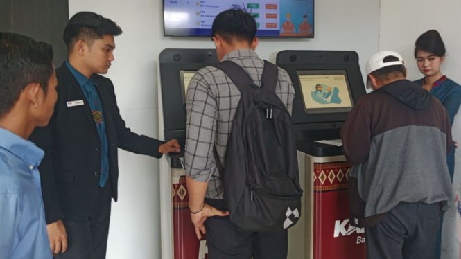 Calon penumpang melakukan pemesanan tiket KA Bandara.