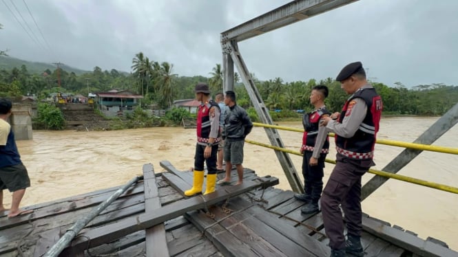 Jembatan Noto di Kabupaten Nias Barat yang menghubungkan dengan Kabupaten Nias dan Kota Gunungsitoli terputus.