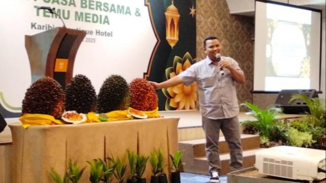 Riko Simamora, petani sawit berbagi pengalamannya menggunakan benih Topaz.