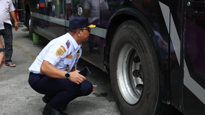 Kadishub Sumut, Agustinus Panjaitan saat melakukan peninjauan pelaksanaan ramp check.