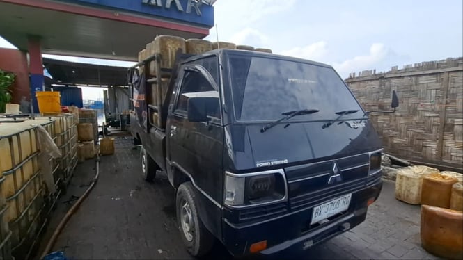 Barang bukti mobil pikap yang digunakan mengangkut solar bersubsidi ke gudang penyimpanan.