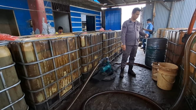 Tim gabungan saat grebek lokasi penimbunan solar subsidi di Kota Medan.