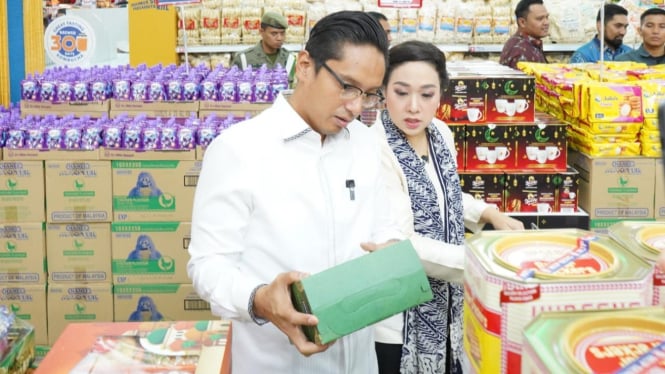 Wali Kota Medan, Rico Waas meninjau dan mengecek produk di Supermarket Brastagi.