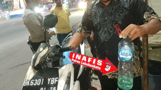 Polisi olah TKP sepeda motor yang dibakar.