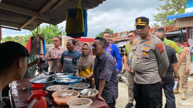 Kapolres Labusel, AKBP Arfin Fachreza bersama Forkopimda sidak pasar.