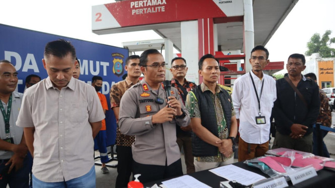 Plt Wakapolrestabes Medan, AKBP. Taryono Raharja, paparkan kasus pengoplosan Pertalite di SPBU.