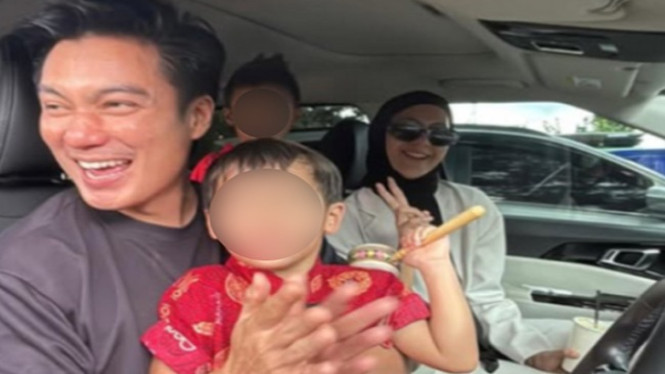 Baim Wong bersama Paula dan kedua anak mereka.