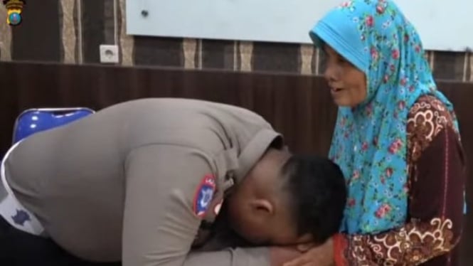 Bripka Aldian Janu Rambe saat menyalami ibu Evi, Nurhayati minta maaf karena telah menendang anaknya.