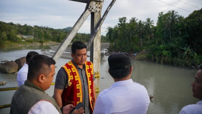 Gubernur Sumut, Bobby Nasution meninjau jembatan ambruk di Desa Tuwuna, Kecamatan Mandrehe, Kabupaten Nias Barat.