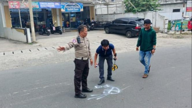 Polisi lakukan olah TKP tabrakan maut tewaskan 1 orang di Kota Medan.