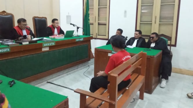 Terdakwa Ratu Entok saat menjalani sidang di PN Medan.