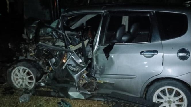 Kondisi mobil Honda Jazz rusak parah akibat kecelakaan maut di Balige, Kabupaten Toba.