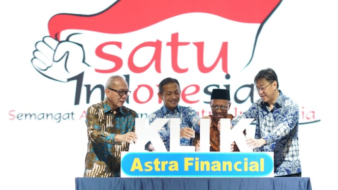 Kick-off Program KLiK Astra Financial yang ditandai dengan peletakan totem huruf 'KLiK'.