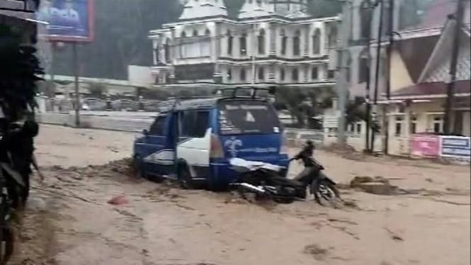 Sejumlah kendaraan terperangkap dalam banjir yang menerjang Parapat, Kabupaten Simalungun.