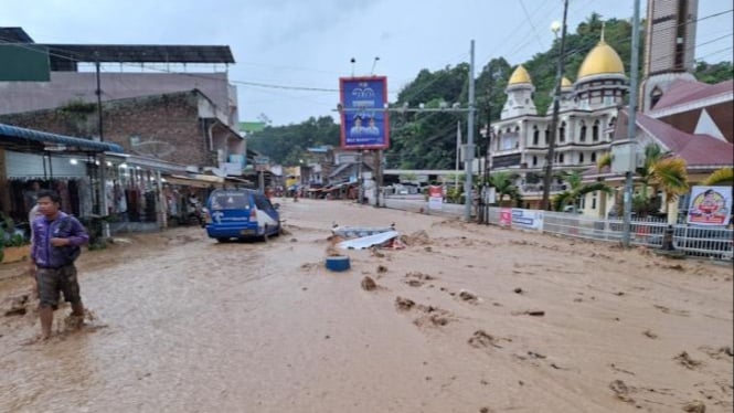 Banjir menerjang Parapat Kabupaten Simalungun.