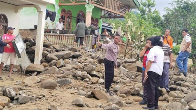 Rumah warga tertimbun material longsor yang menerjang kawasan objek wisata Danau Toba, Kabupaten Simalungun.