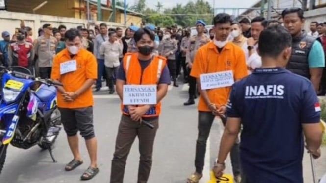 Kanit Reskrim Polsek Simpang Empat, Ipda Ahmad Efendi bersama 2 tersangka lainnya saat menjalani rekonstruksi.