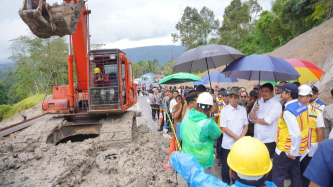 Gubernur Sumut, Bobby Nasution meninjau perbaikan Ruas Jalan Batu Jombang, Kabupaten Tapsel.