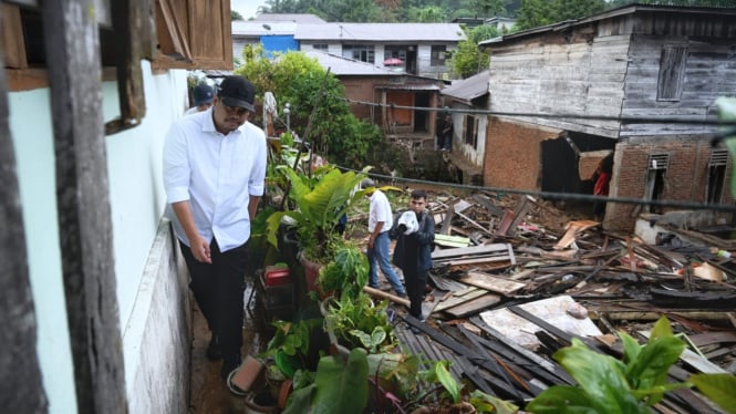 Gubernur Sumut, Bobby Nasution meninjau lokasi banjir bandang di Kota Padangsidimpuan.