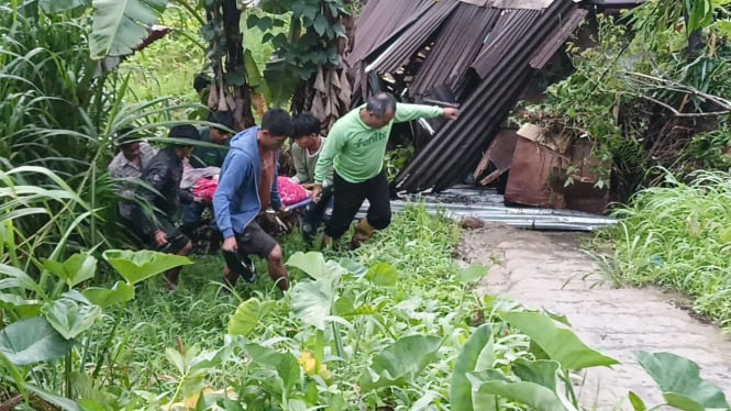 Warga mengevakuasi korban tewas imbas gempa bumi di Taput.