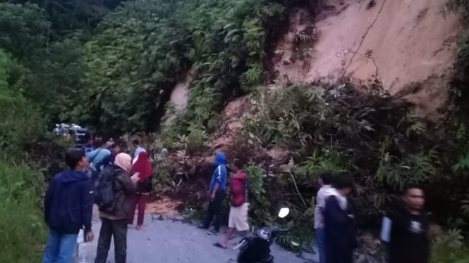 Jalan Sipirok-Tarutung Desa Lobu Pining Mas tertutup material longsor dampak gempa bumi yang mengguncang Kabupaten Taput.