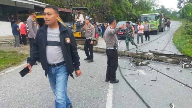 Tiang listrik roboh terdampak gempa di Tapanuli Utara.