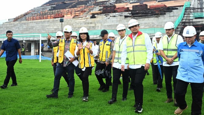 Afif Nasution bersama Wakil Menteri Pekerjaan Umum Diana Kusumastuti meninjau pembangunan Stadion Teladan.