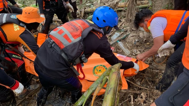 SAR Gabungan evakuasi jasad korban banjir bandang di Kota Padangsidimpuan.