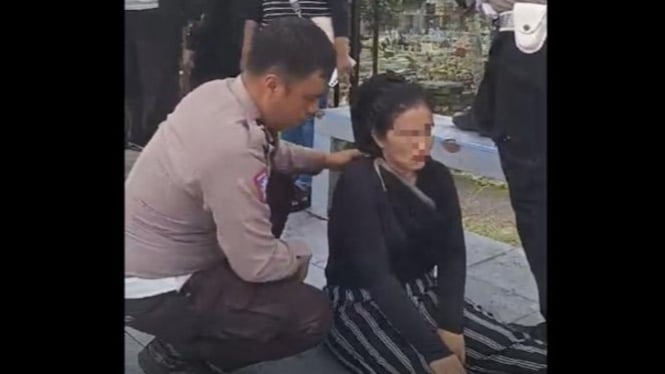 Polisi menggagalkan aksi nekat seorang wanita yang hendak melompat dari Fly Over Amplas, Kota Medan.