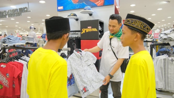 Pertamina Sumbagut salurkan semangat berbagi baju Lebaran untuk anak yatim.