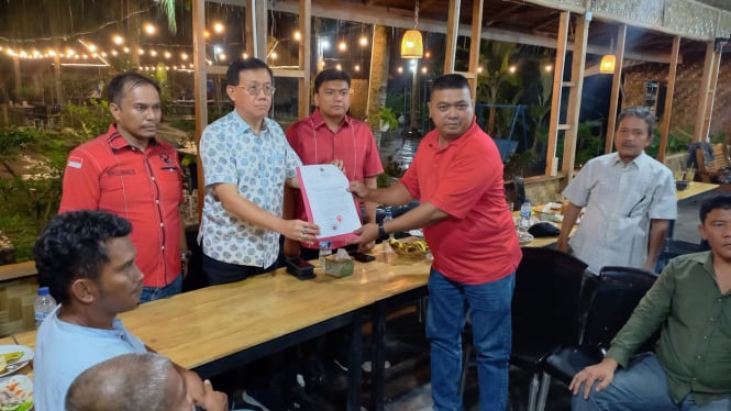 Perwakilan Ketua PAC PDIP Se-Kota Medan saat menyerahkan pernyataan sikap kepada Ketua DPC PDIP Kota Medan, Hasyim.