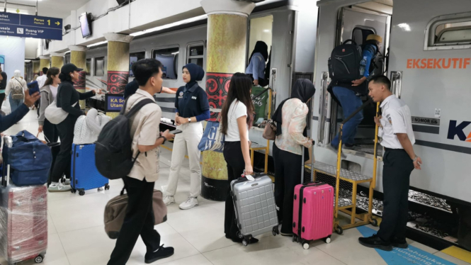 Aktivitas penumpang di Stasiun Medan.