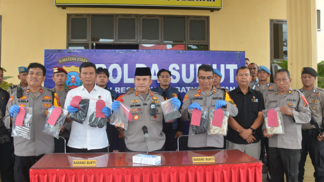Kapolres Labusel, AKBP Aditya SP Sembiring merilis pengungkapan pembunuhan wanita terkubur di kebun sawit.