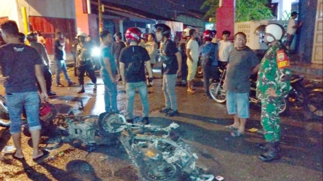 Dua sepeda motor polisi dibakar saat grebek rumah bandar narkoba.