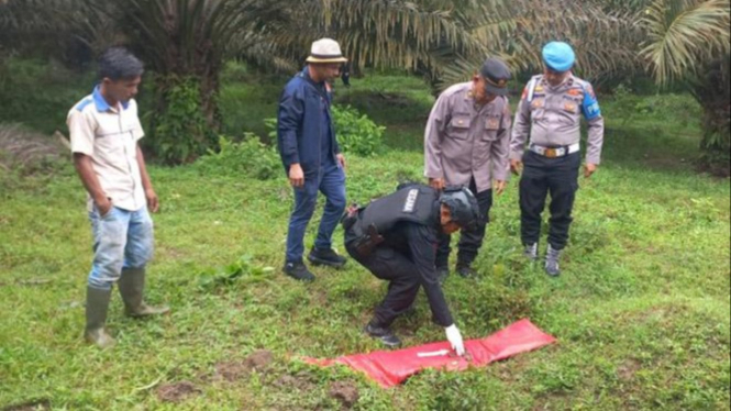 Tim Jibom saat amankan granat di Asahan.