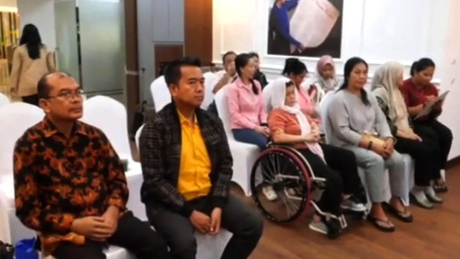 Para pemain sirkus yang tergabung dalam Oriental Circus Indonesia (OCI) datang ke Kementerian HAM mengadukan dugaan kekerasan fisik yang dialami selama bermain di Taman Safari Indonesia.