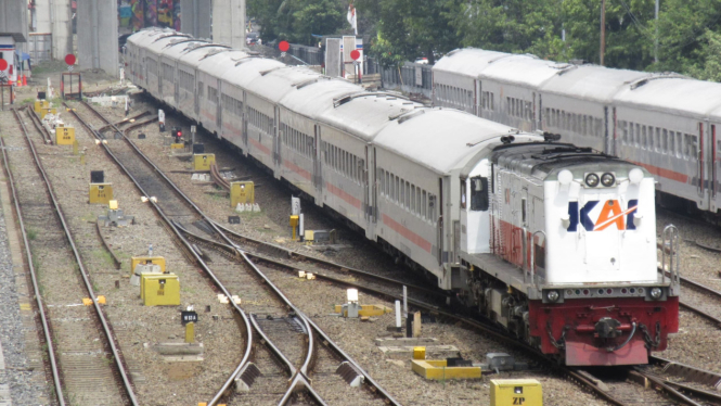 Kereta api.