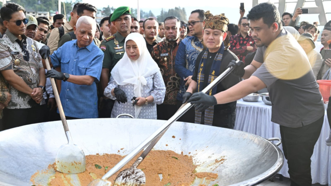 YouTuber Bobon Santoso masak besar di Pantai Bebas Parapat, Kabupaten Simalungun.
