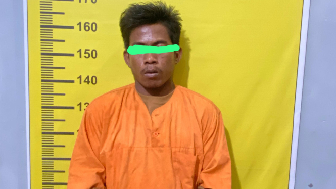 Tersangka pengedar sabu dan barang bukti diamankan polisi.