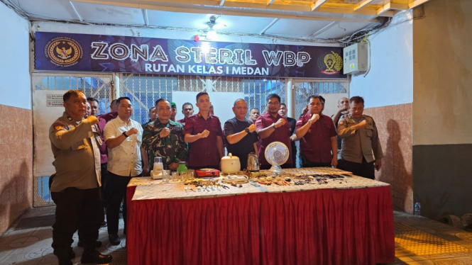 Ditjenpas Sumut bersama TNI/Polri menggelar razia di Rutan Kelas 1 Tanjung Gusta Medan.