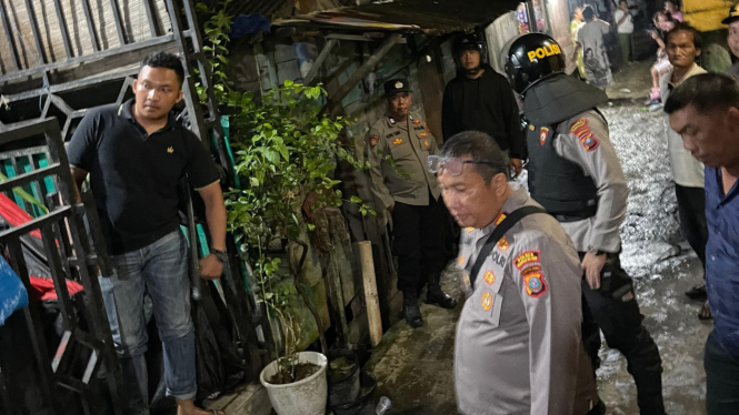 Polisi saat mengamankan lokasi tawuran di Belawan, Kota Medan.