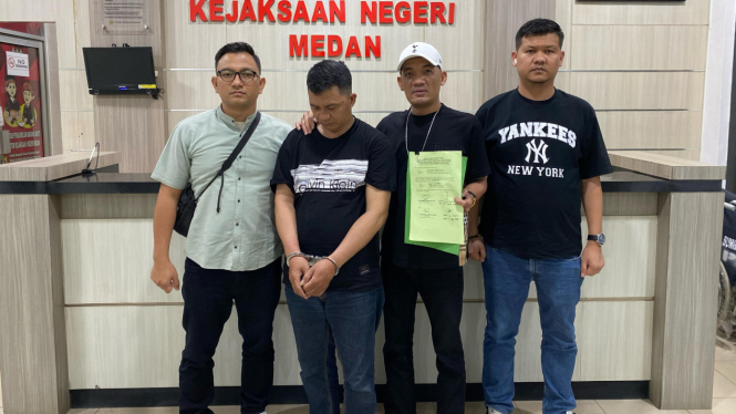 Tim Intelijen Kejari Medan mengamankan terpidana kasus kejahatan asusila, Noakhi Bulolon.