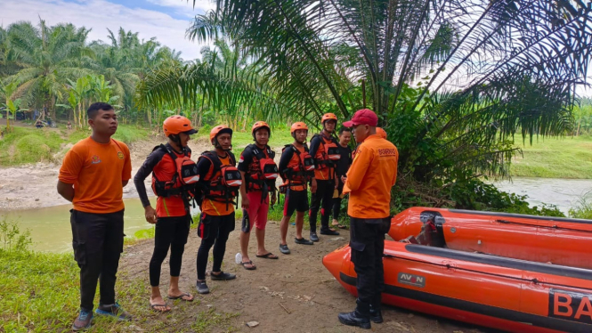 Tim Basarnas bersiap melakukan pencarian bocah 6 tahun hanyut di Sungai Belawan.