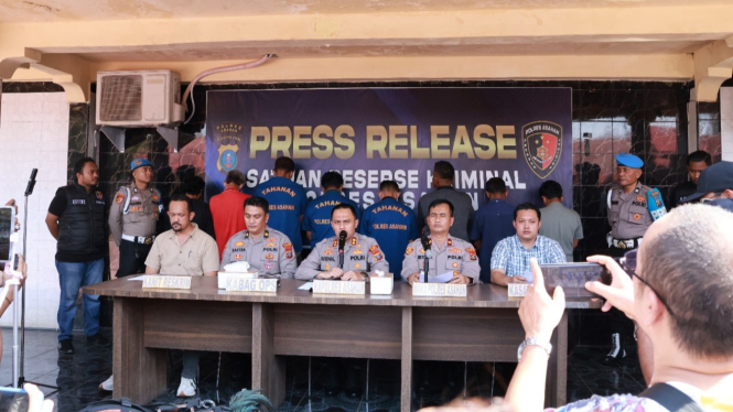Polres Asahan konferensi pers kasus judi sabung ayam.