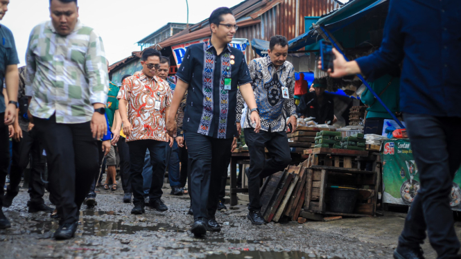 Wali Kota Medan, Rico Waas meninjau jalan rusak di Pasar Induk Lau Cih.
