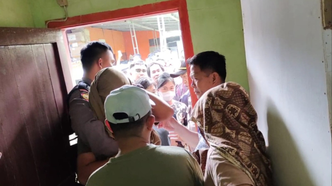 Oknum anggota KPU Nias Barat selingkuh dengan wanita digrebek istri sah dan warga.